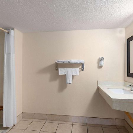 Super 8 By Wyndham Fort Mitchell Cincinnati Area Exterior photo